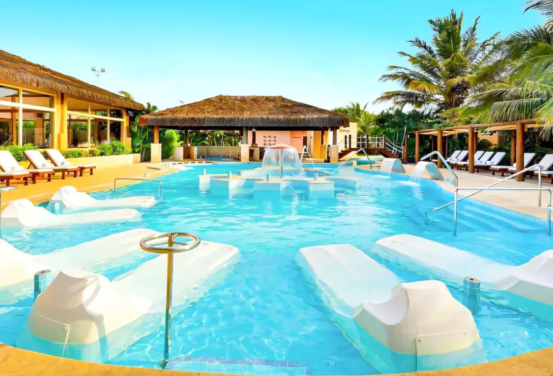 Basen w hotelu Grand Palladium Imbassai