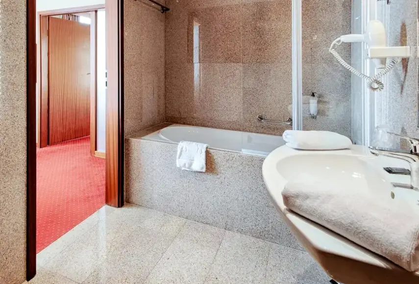 Łazienka w pokoju hotelu Grand Royal
