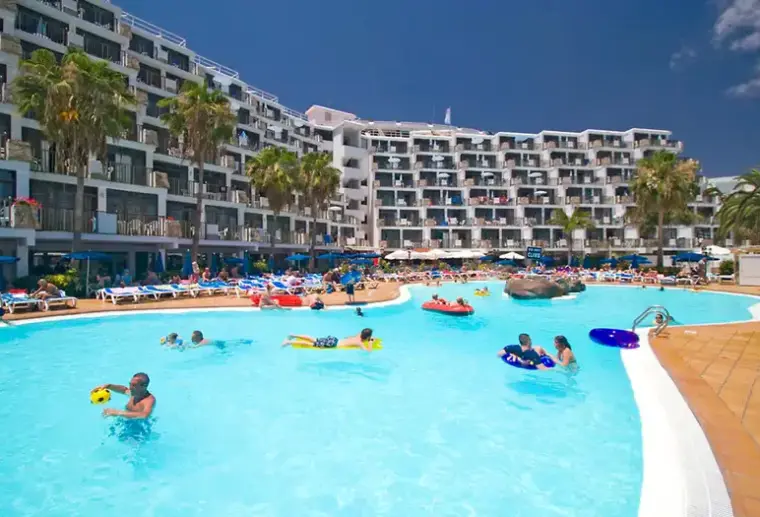 Basen w hotelu Grupotel Revoli