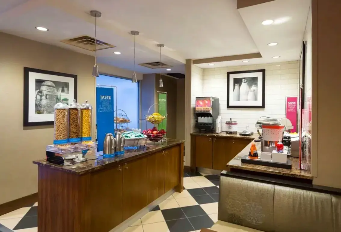 Restauracja i jedzenie w hotelu Hampton Inn Chelsea