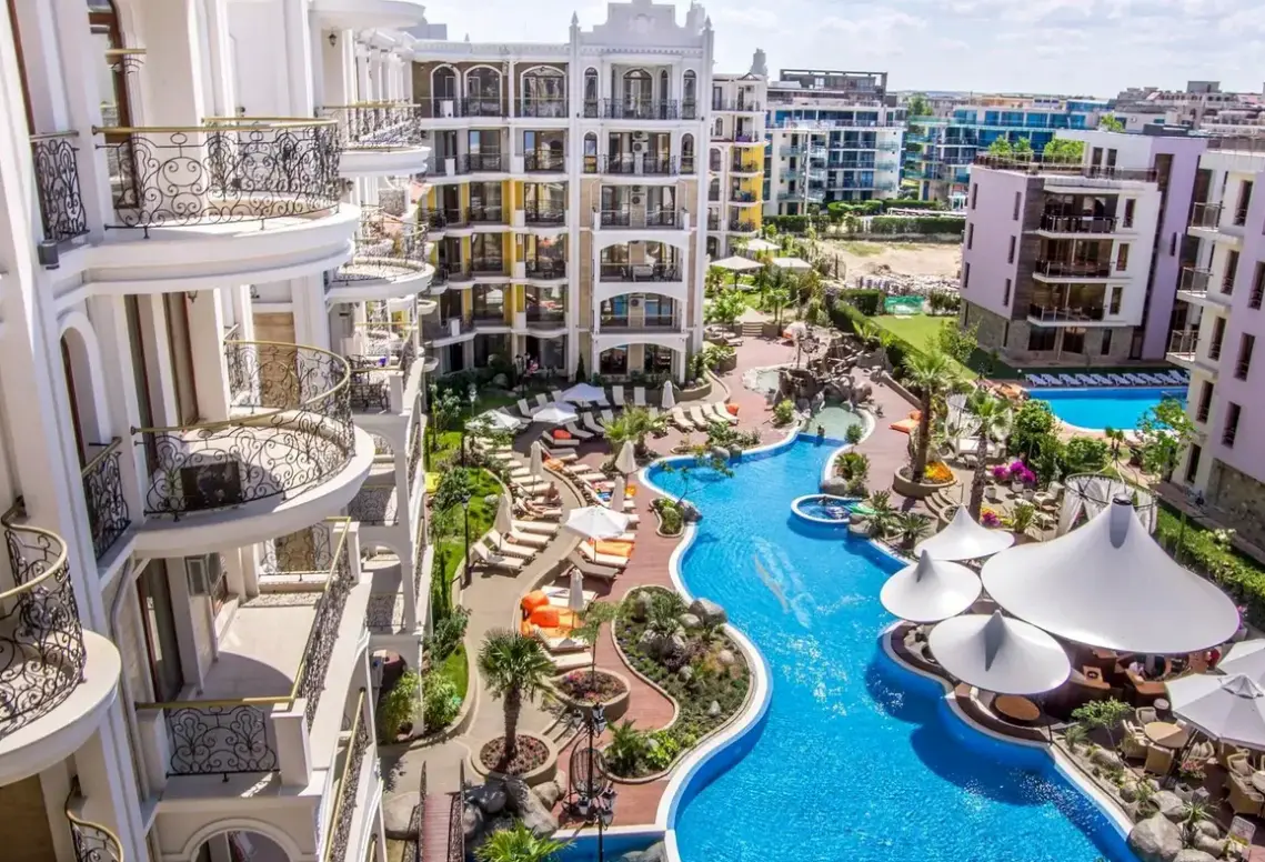Basen w hotelu Harmony Suites 4, 5, 6  - Monte Carlo
