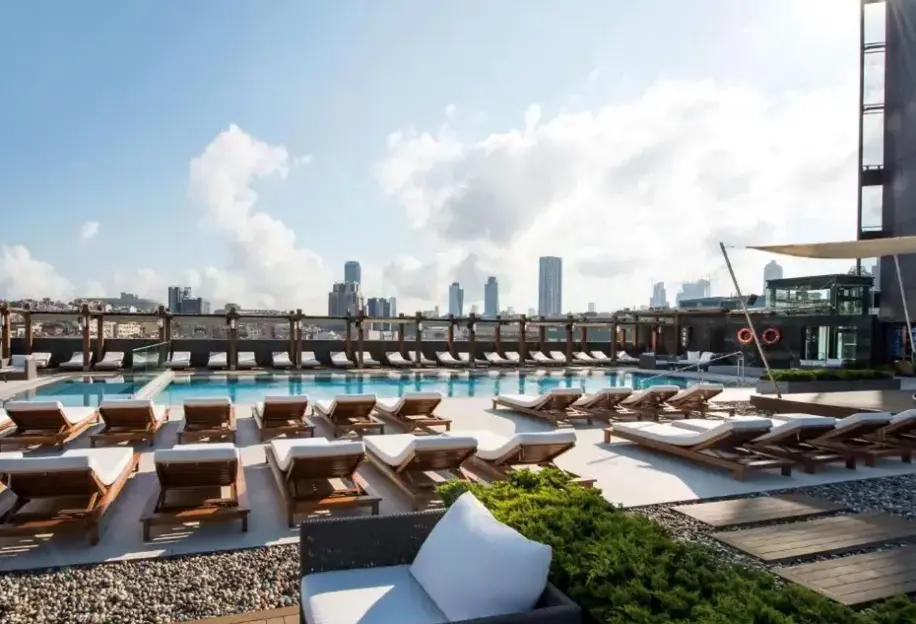 Basen w hotelu Hilton Istanbul Bomonti