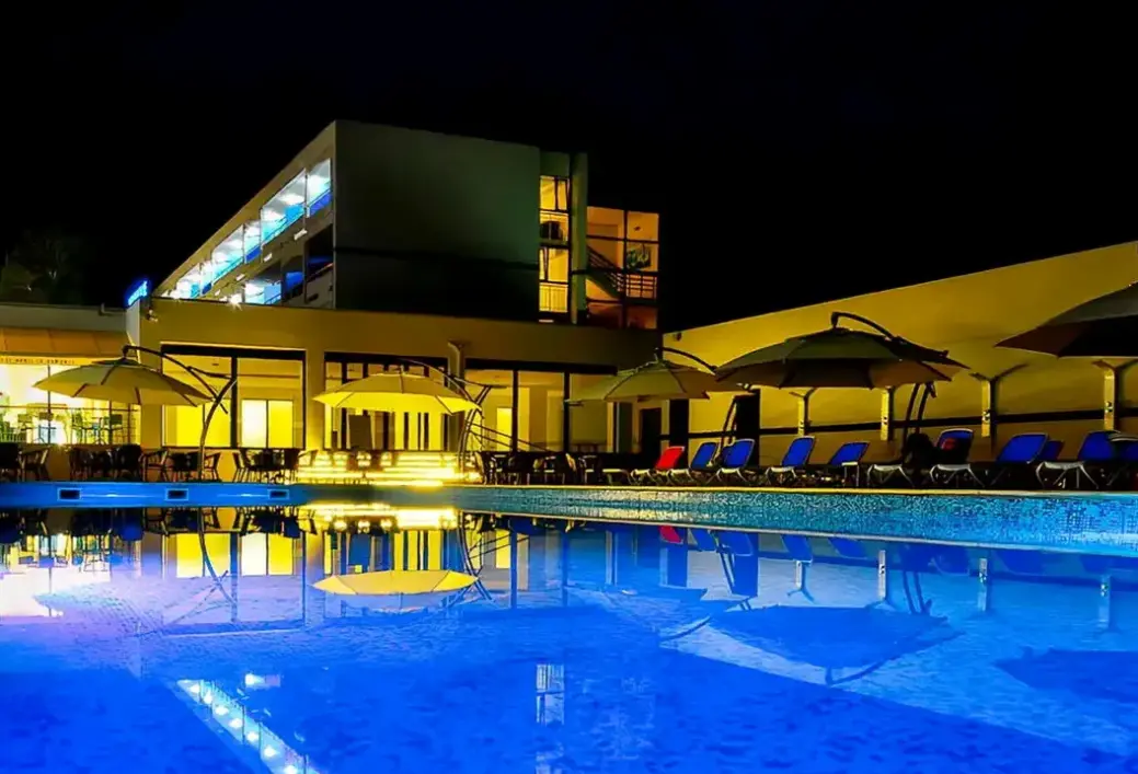 Basen w hotelu Holiday Blue