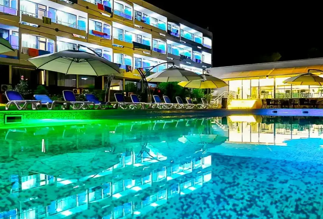 Basen w hotelu Holiday Blue