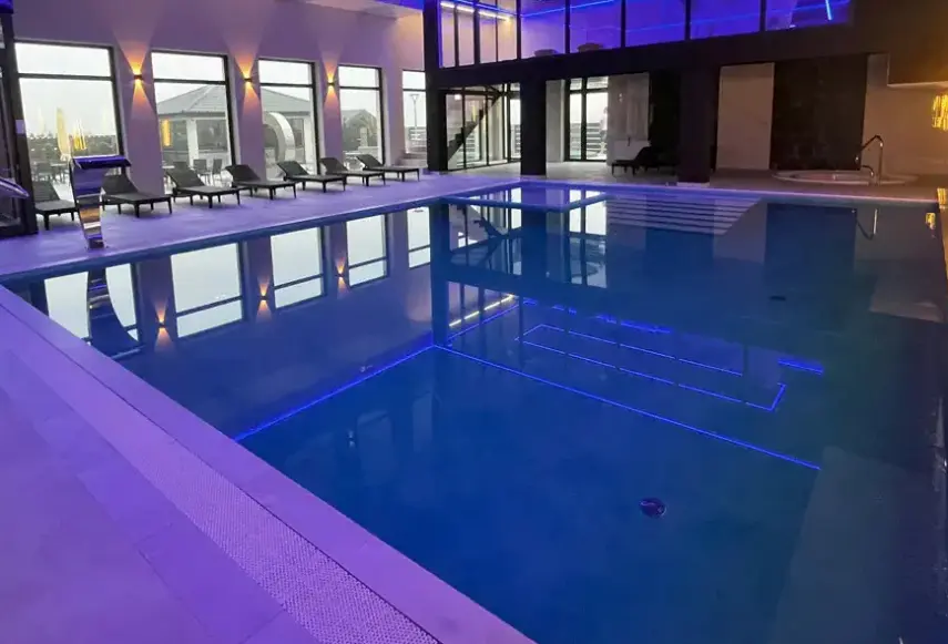Basen w hotelu Holiday Home & Spa (Jarosławiec)