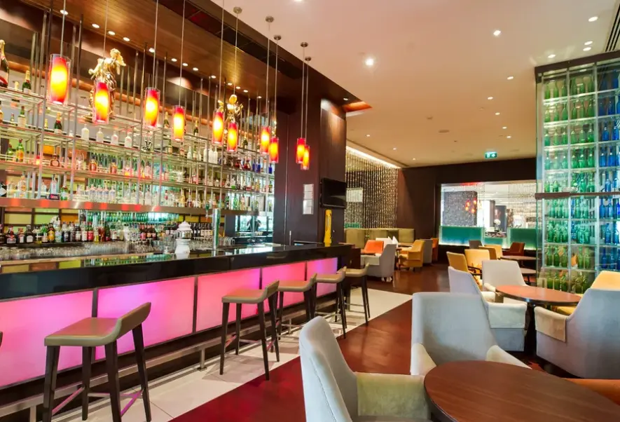 Restauracja i jedzenie w hotelu Holiday Inn Silom (Bangkok)