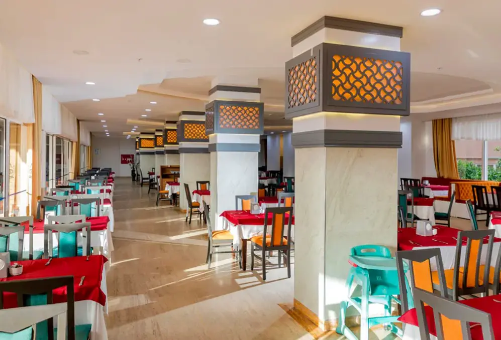 Restauracja i jedzenie w hotelu Holiday Park Resort (Okurcalar)