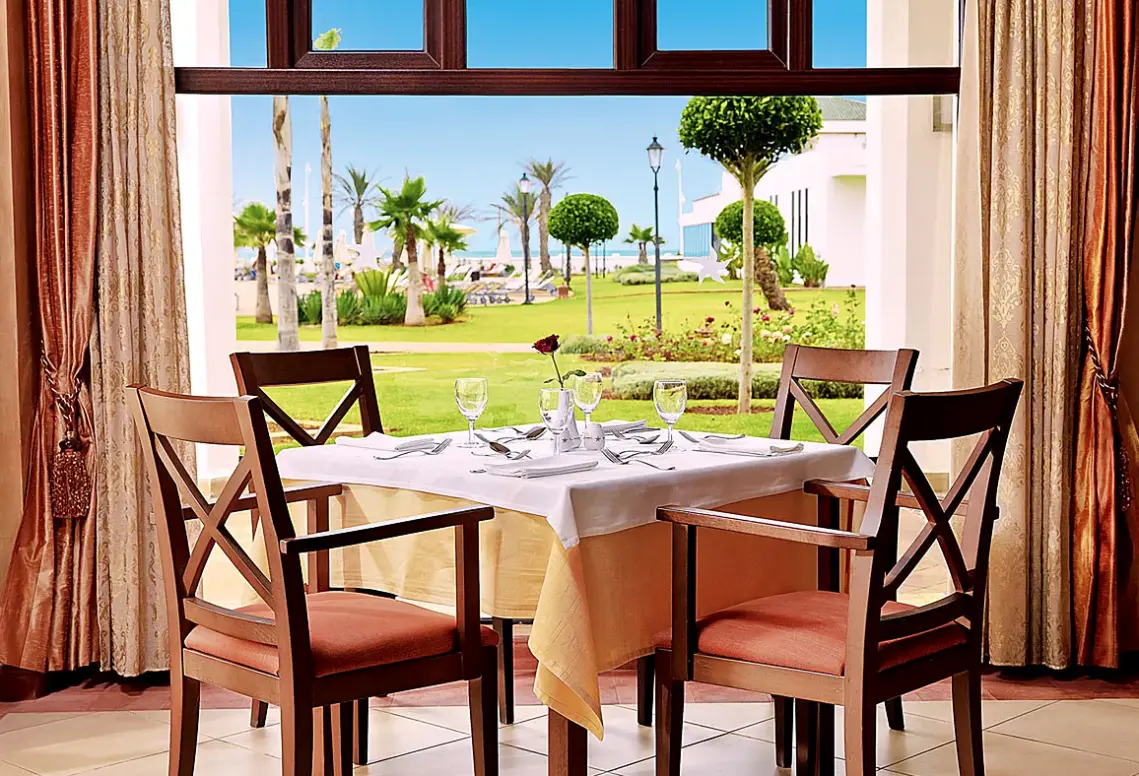 Restauracja i jedzenie w hotelu Iberostar Waves Saidia