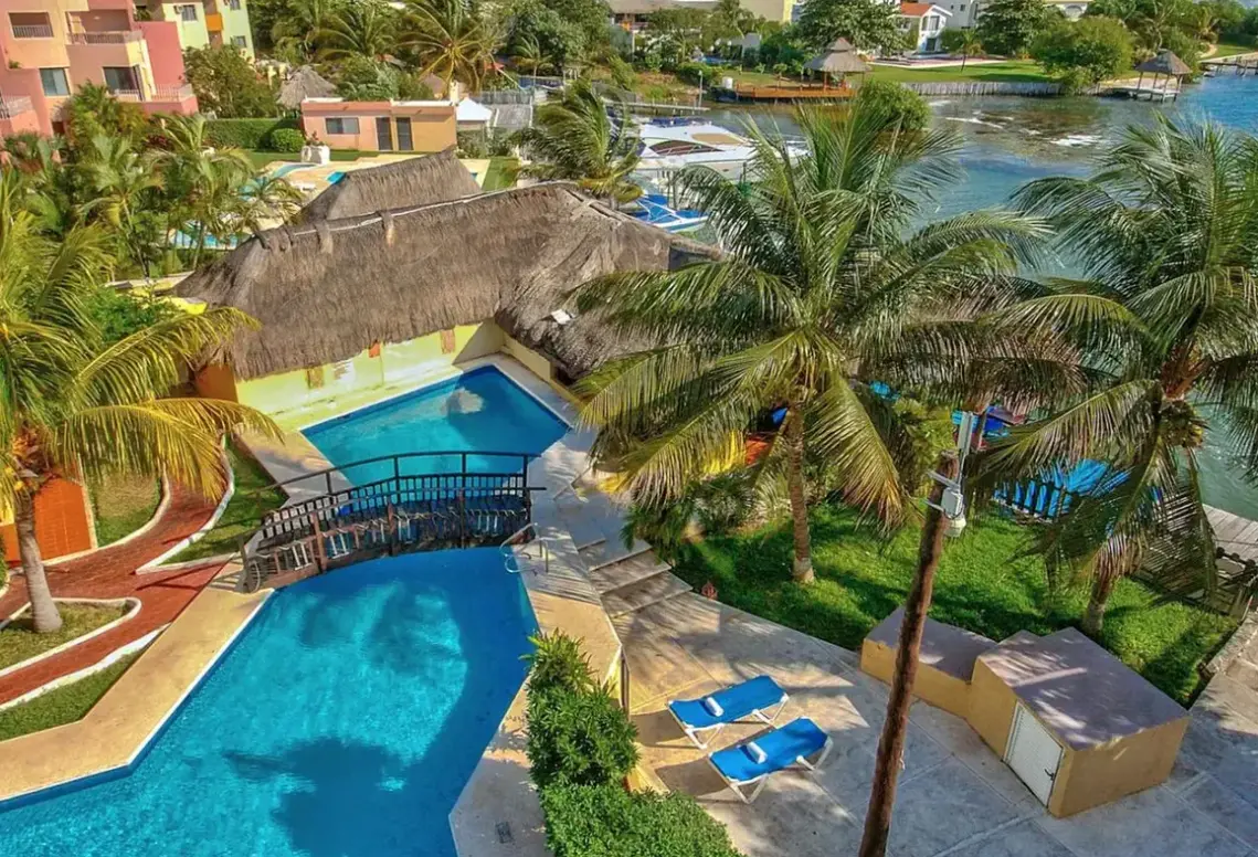 Basen w hotelu Imperial Laguna Faranda