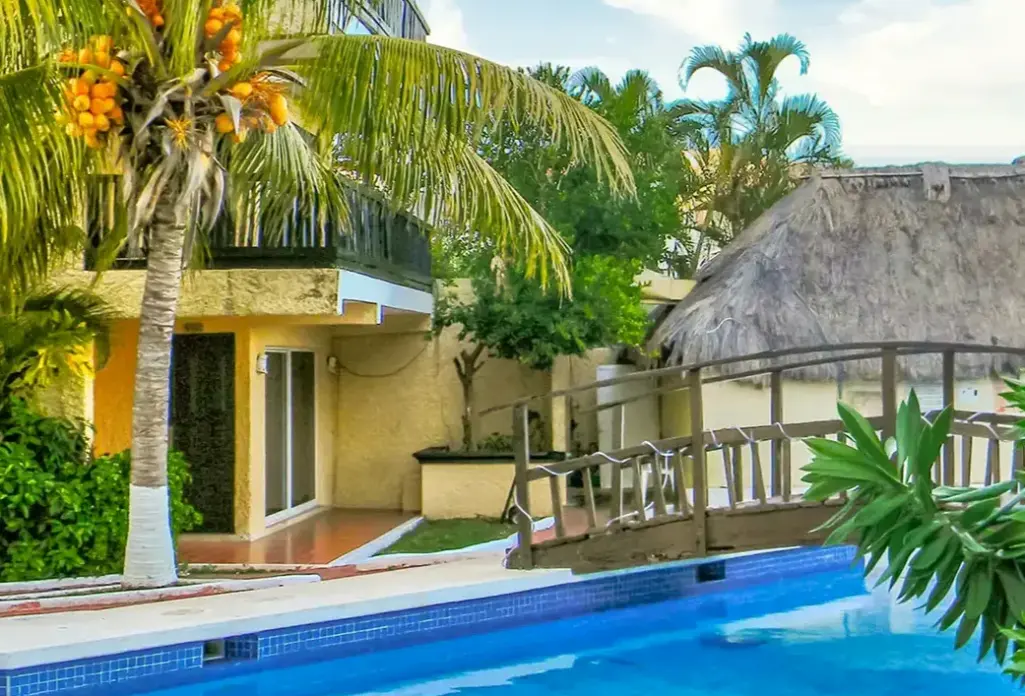 Basen w hotelu Imperial Laguna Faranda