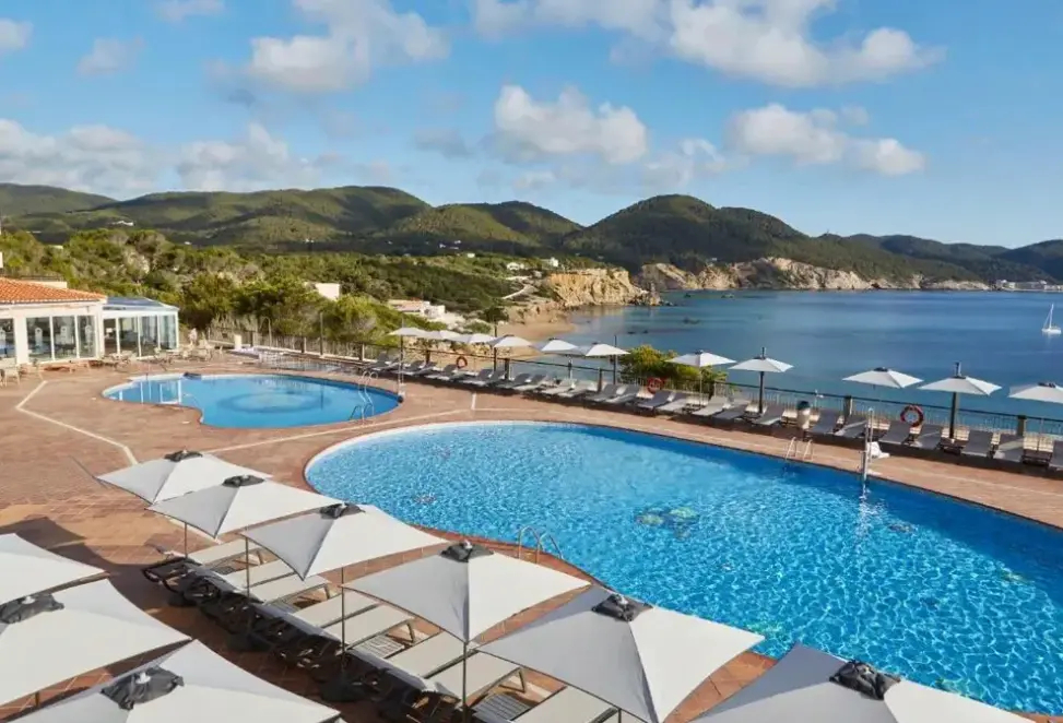 Basen w hotelu Invisa Club Cala Verde