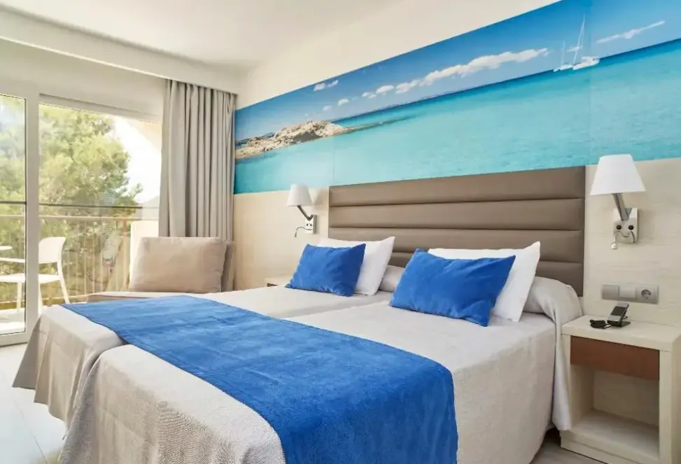 Basen w hotelu Invisa Club Cala Verde