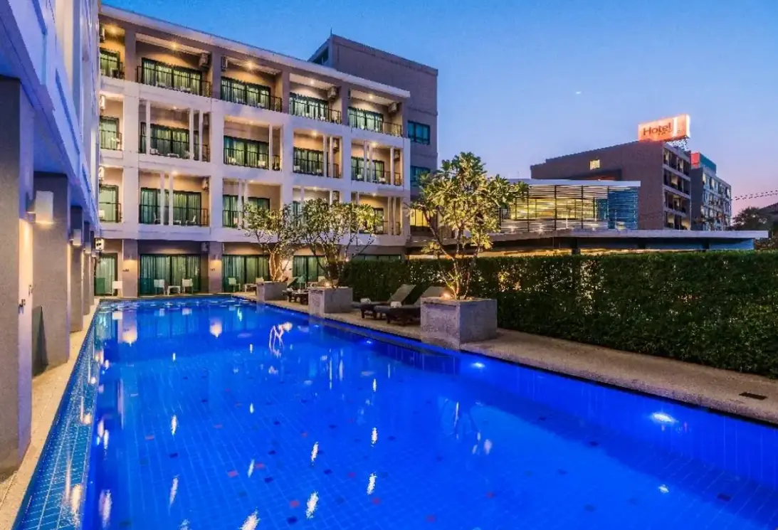 Basen w hotelu J Pattaya