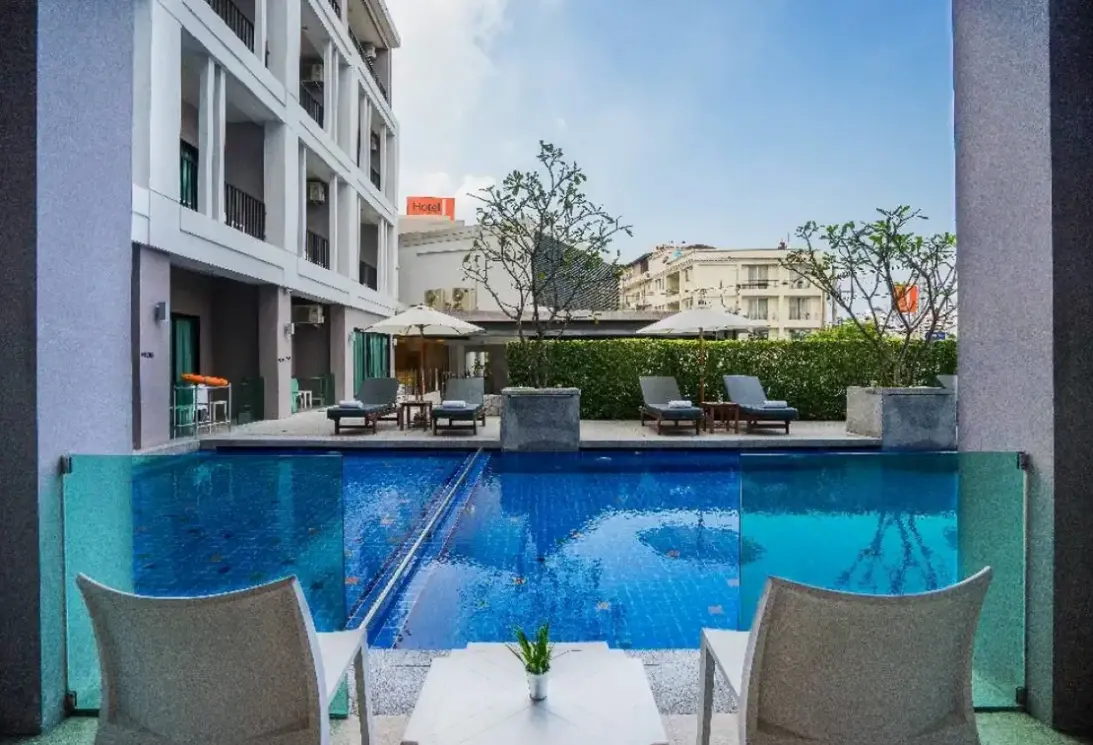 Basen w hotelu J Pattaya