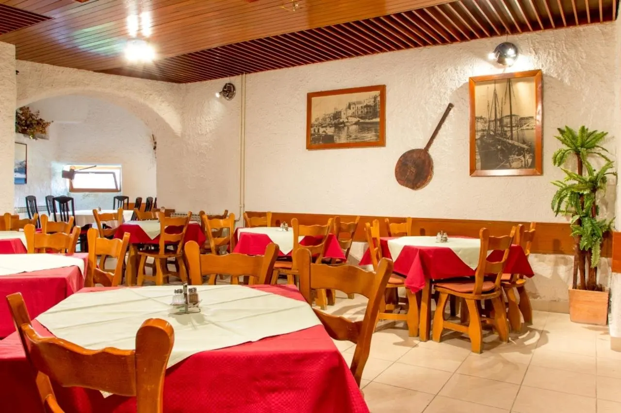 Restauracja i jedzenie w hotelu Jadran (Šibenik)