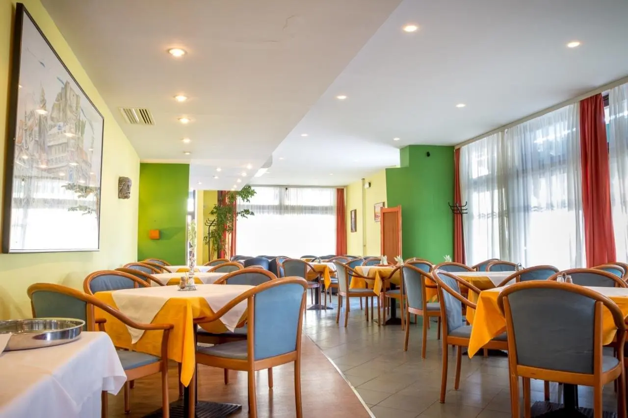 Restauracja i jedzenie w hotelu Jadran (Šibenik)
