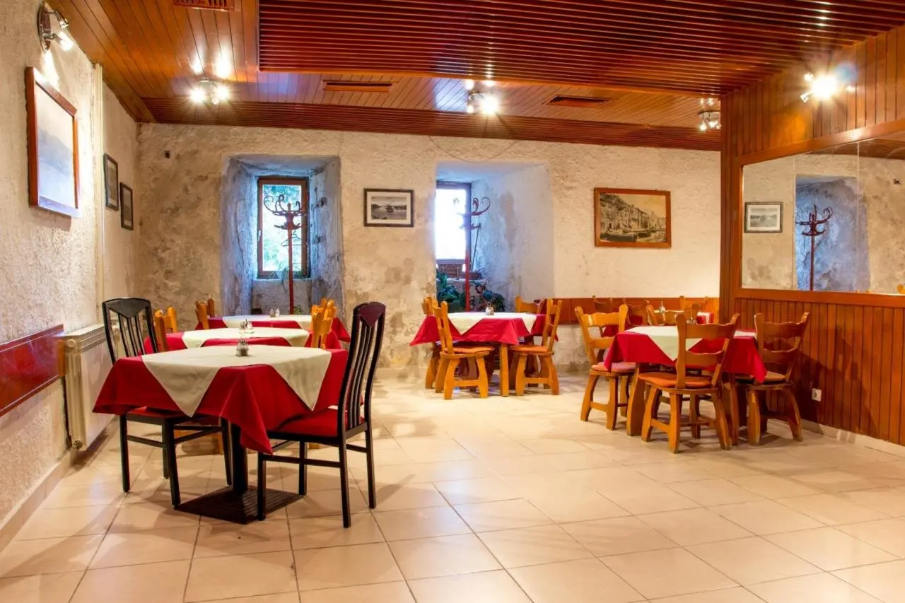 Restauracja i jedzenie w hotelu Jadran (Šibenik)