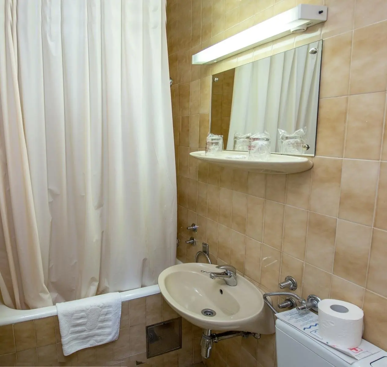 Łazienka w pokoju hotelu Jadran (Šibenik)