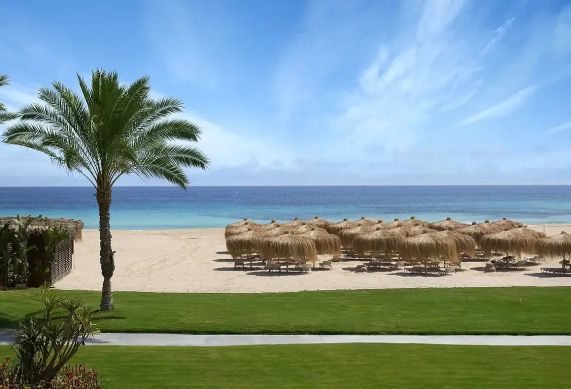 Plaża przy hotelu Jaz Almaza Blu