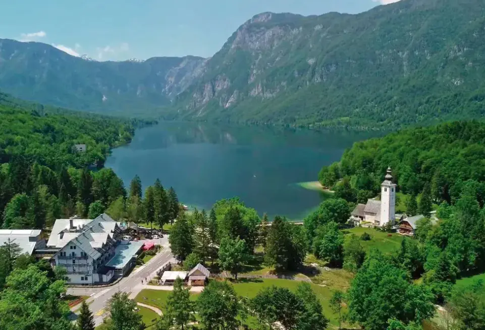 Widok z hotelu Jezero (Bohinj)