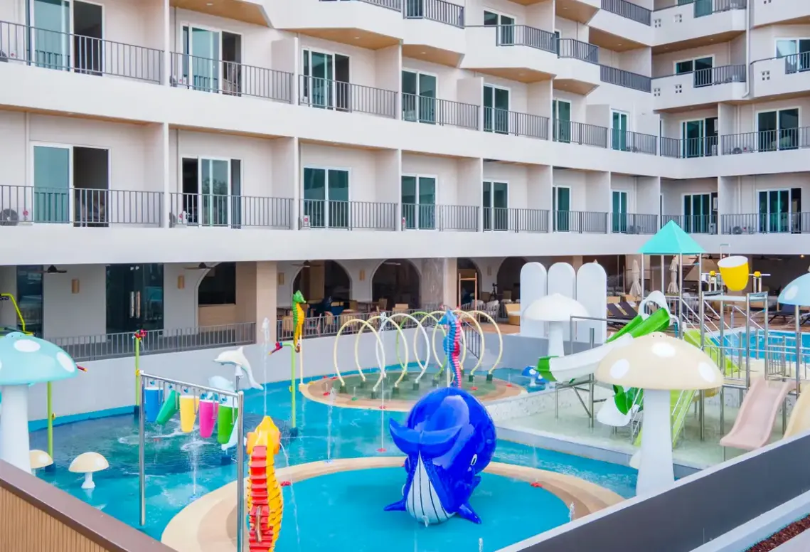 Basen w hotelu Jomtien Thani