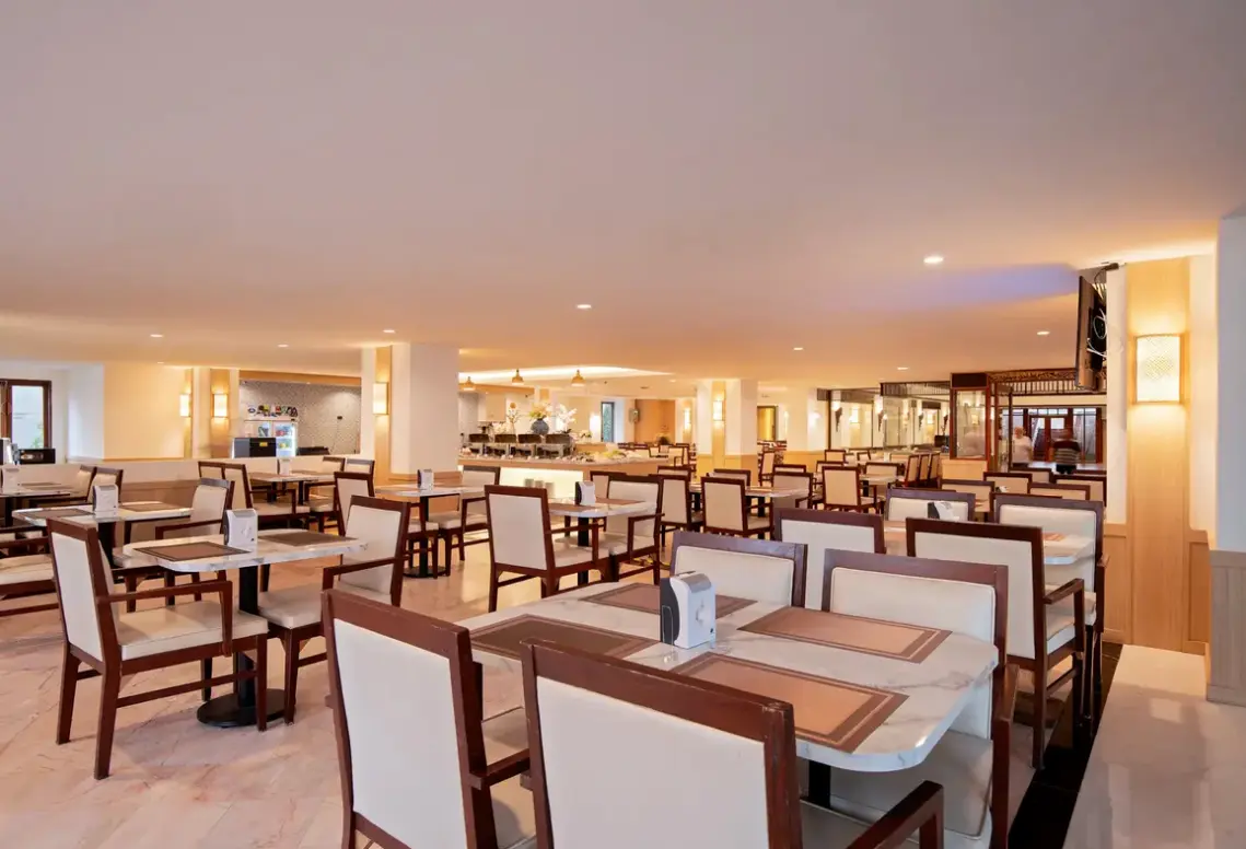 Restauracja i jedzenie w hotelu Jomtien Thani