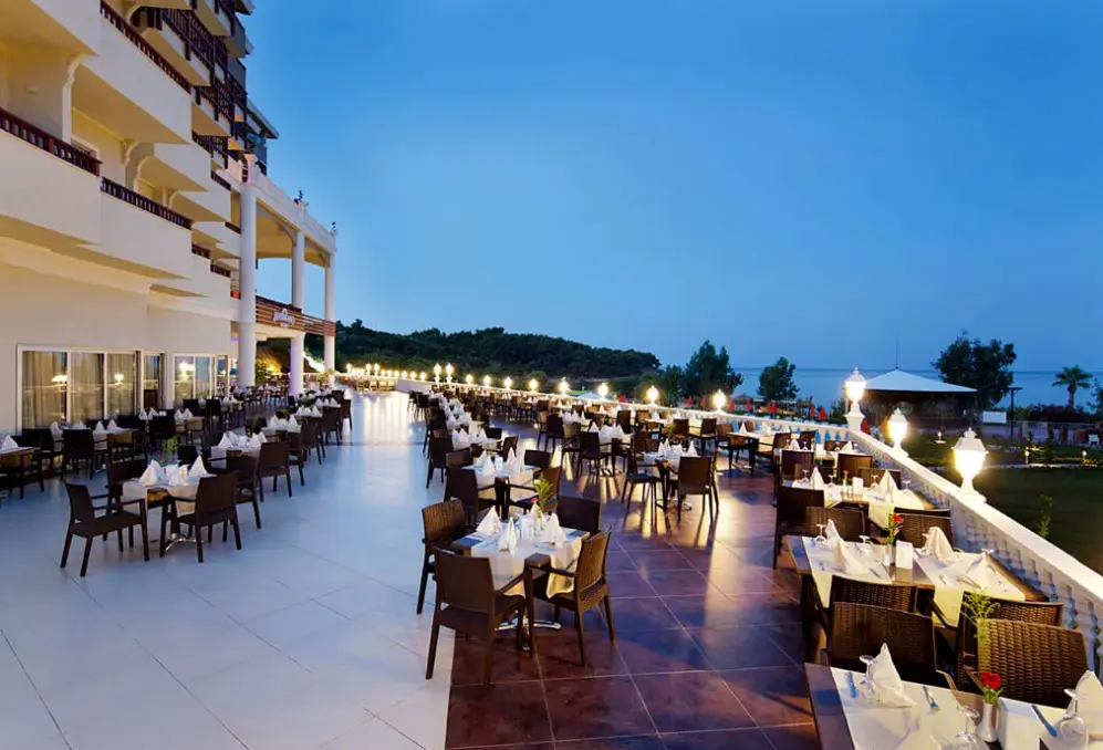 Restauracja i jedzenie w hotelu Justiniano Deluxe Resort