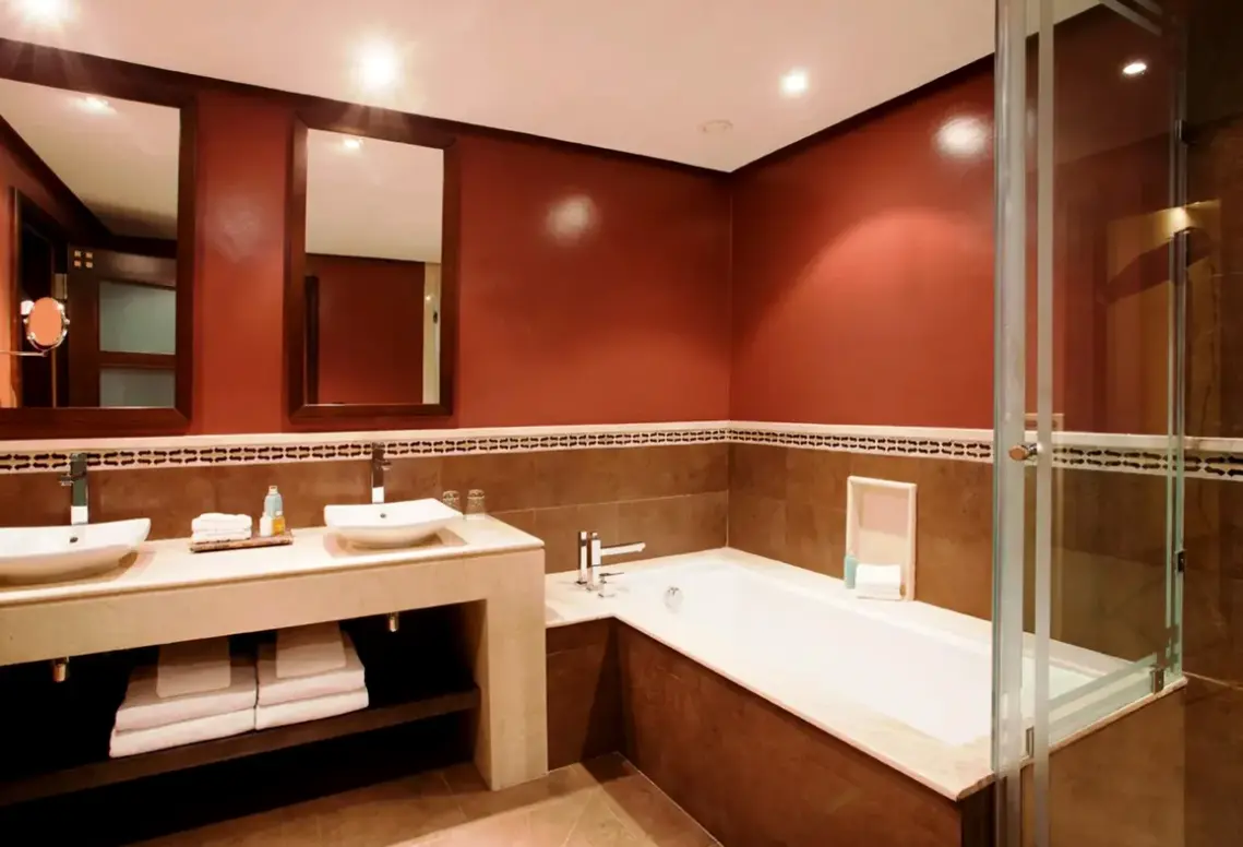 Łazienka w pokoju hotelu Kenzi Menara Palace