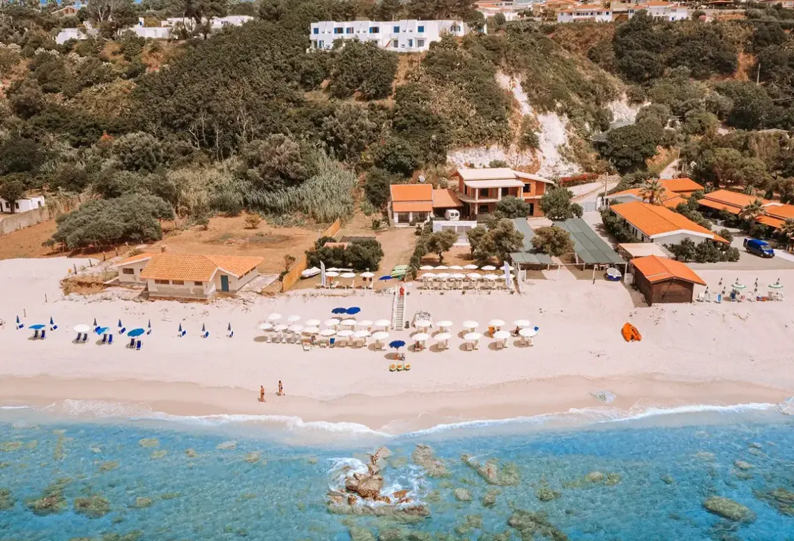 Plaża przy hotelu La Conchiglia Suites & Spa