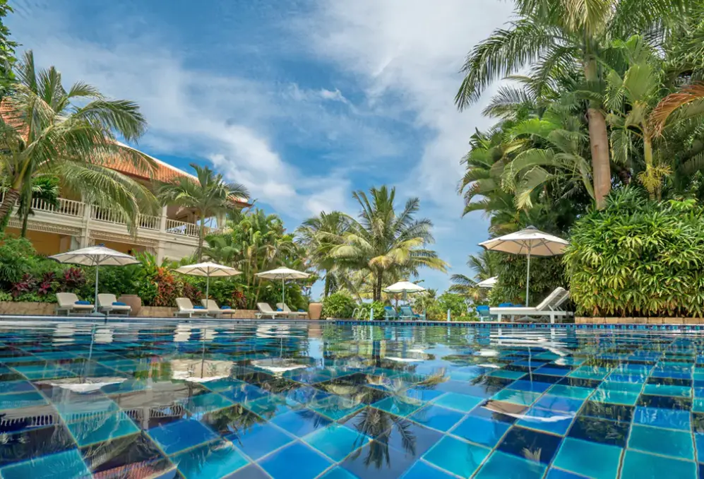 Basen w hotelu La Veranda Resort & Spa