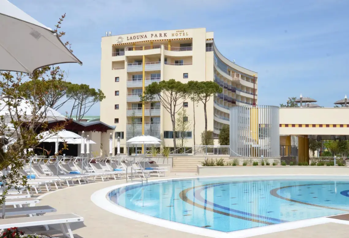 Basen w hotelu Laguna Park Hotel