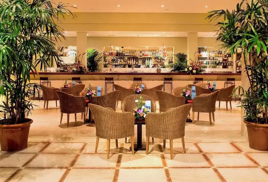 Restauracja i jedzenie w hotelu Las Olas (Brena Baja)