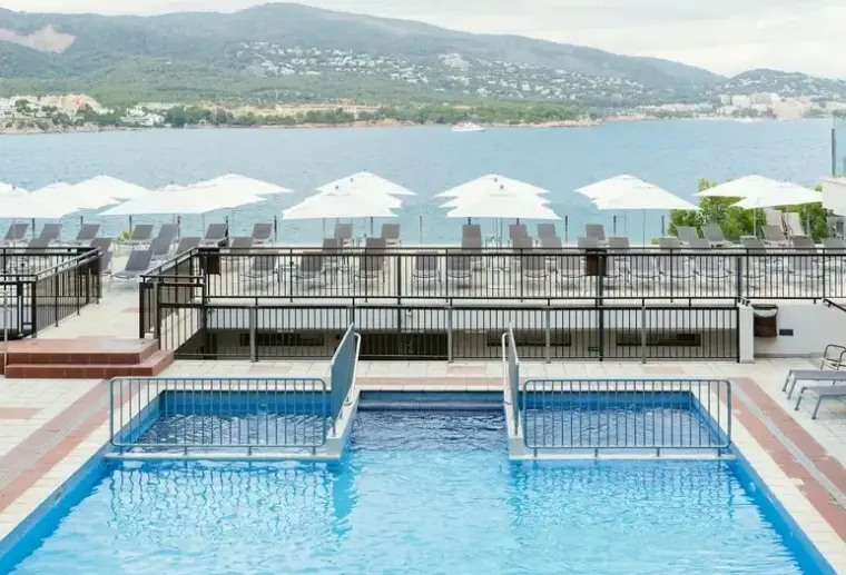 Basen w hotelu Leonardo Royal Mallorca Palmanova Bay (ex. Alua Palmanova Bay)