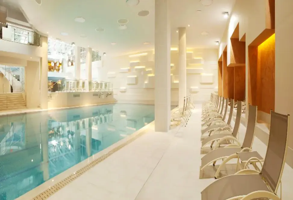 Basen w hotelu Life Class