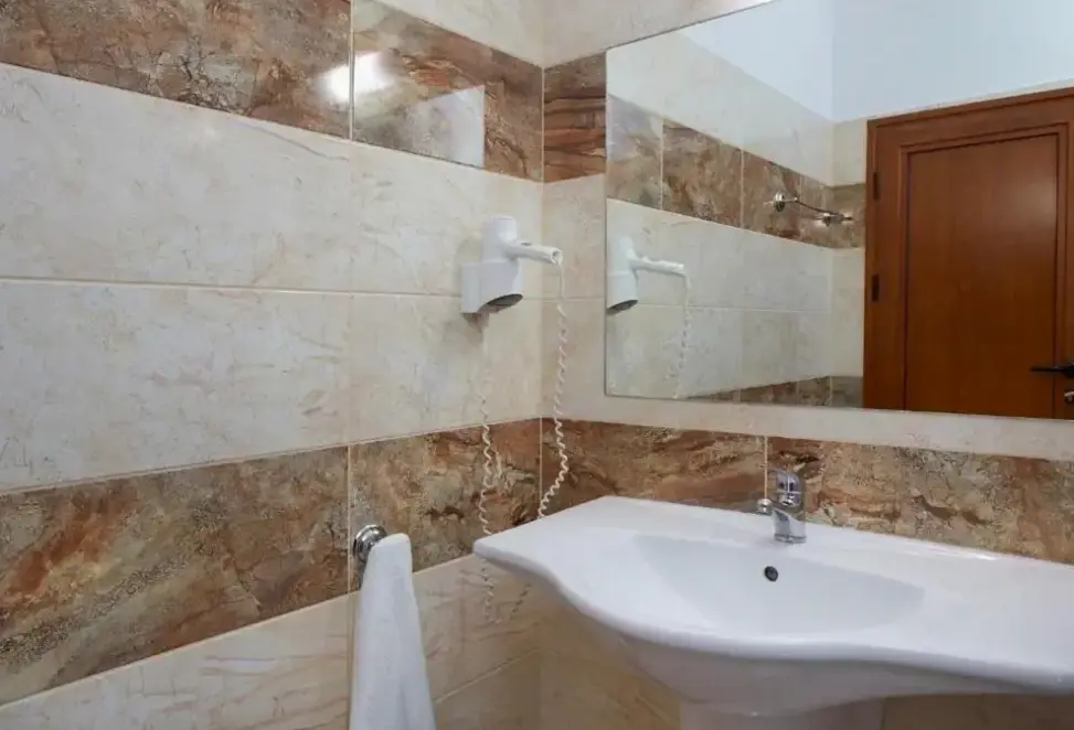 Łazienka w pokoju hotelu Lira (Sunny Beach)