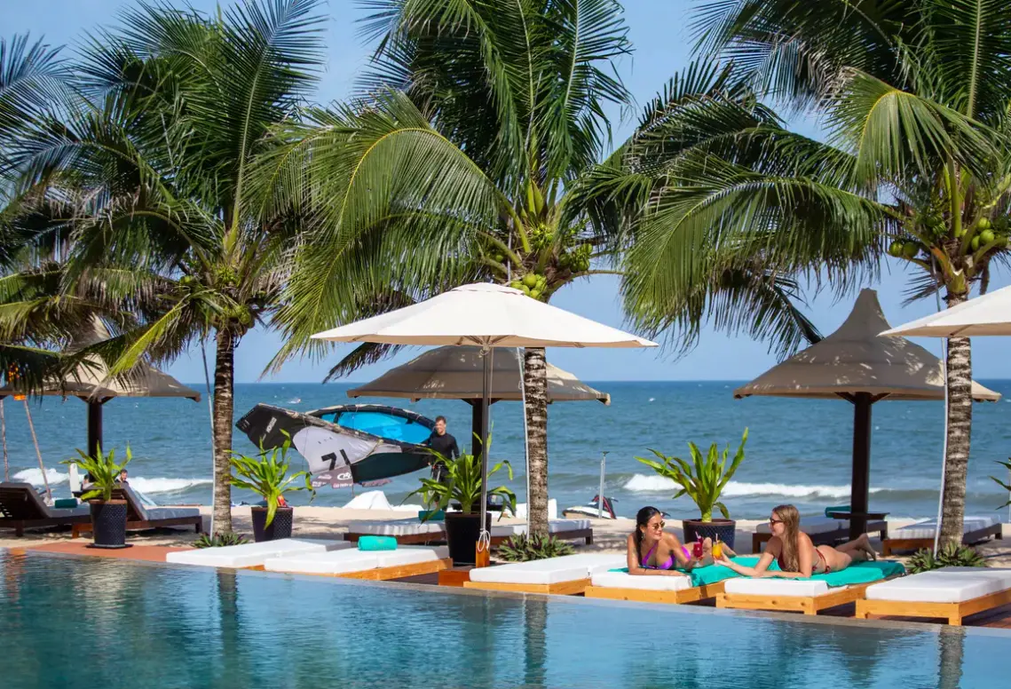 Basen w hotelu Mana Mui Ne Beach Resort