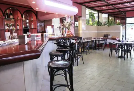 Restauracja i jedzenie w hotelu Marbella Inn