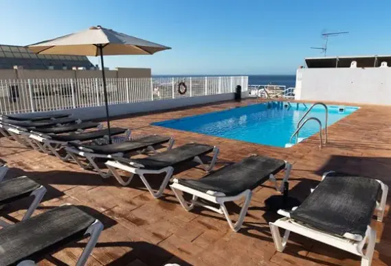 Basen w hotelu Marbella Inn