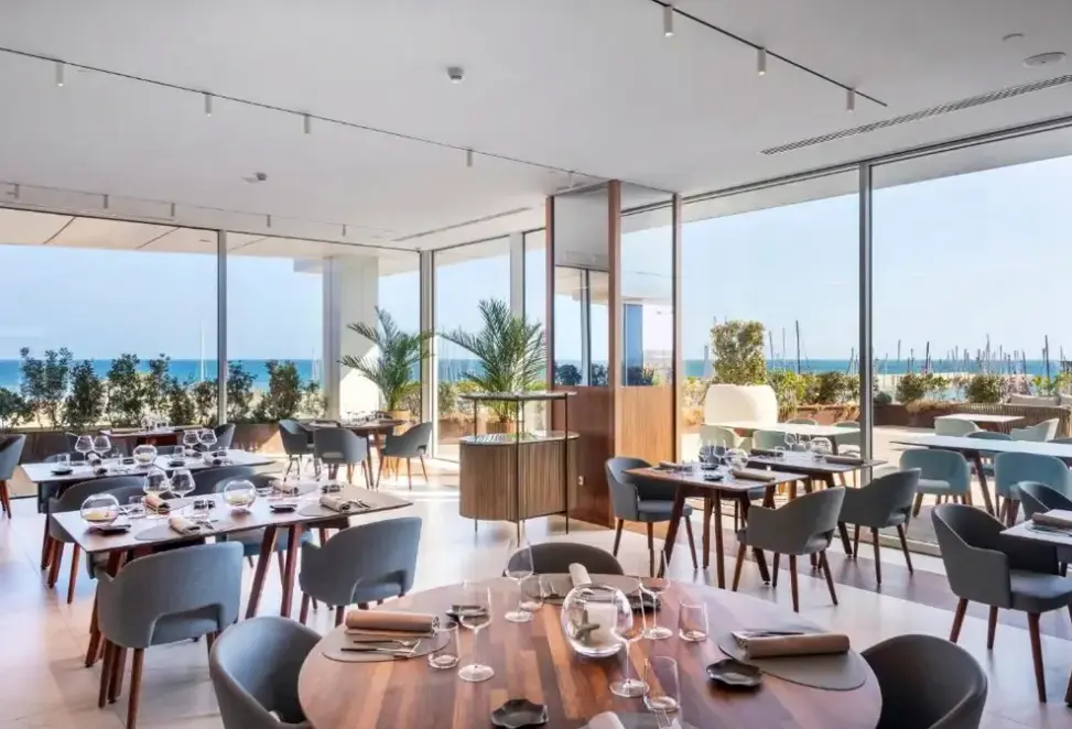 Restauracja i jedzenie w hotelu Marina Badalona