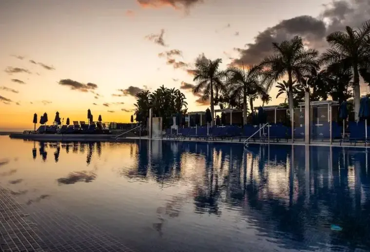 Basen w hotelu Marina Suites