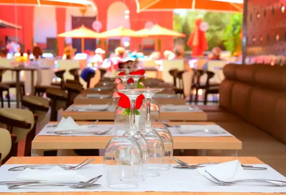Restauracja i jedzenie w hotelu Medina Gardens