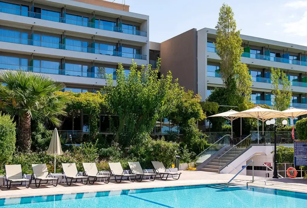 Basen w hotelu Mediterranee (Lassi)