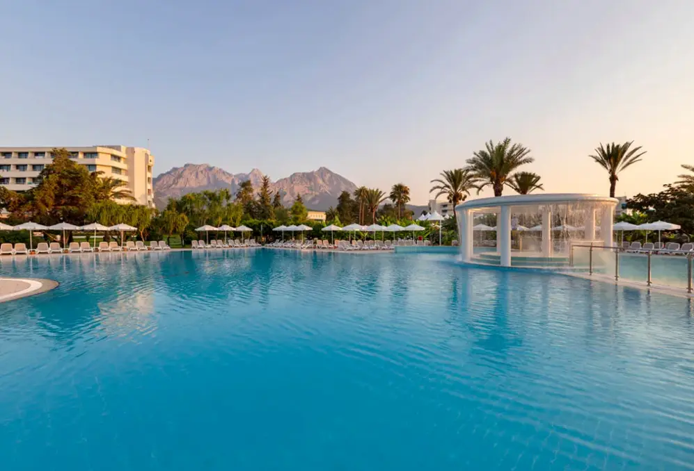 Basen w hotelu Mirage Park Resort