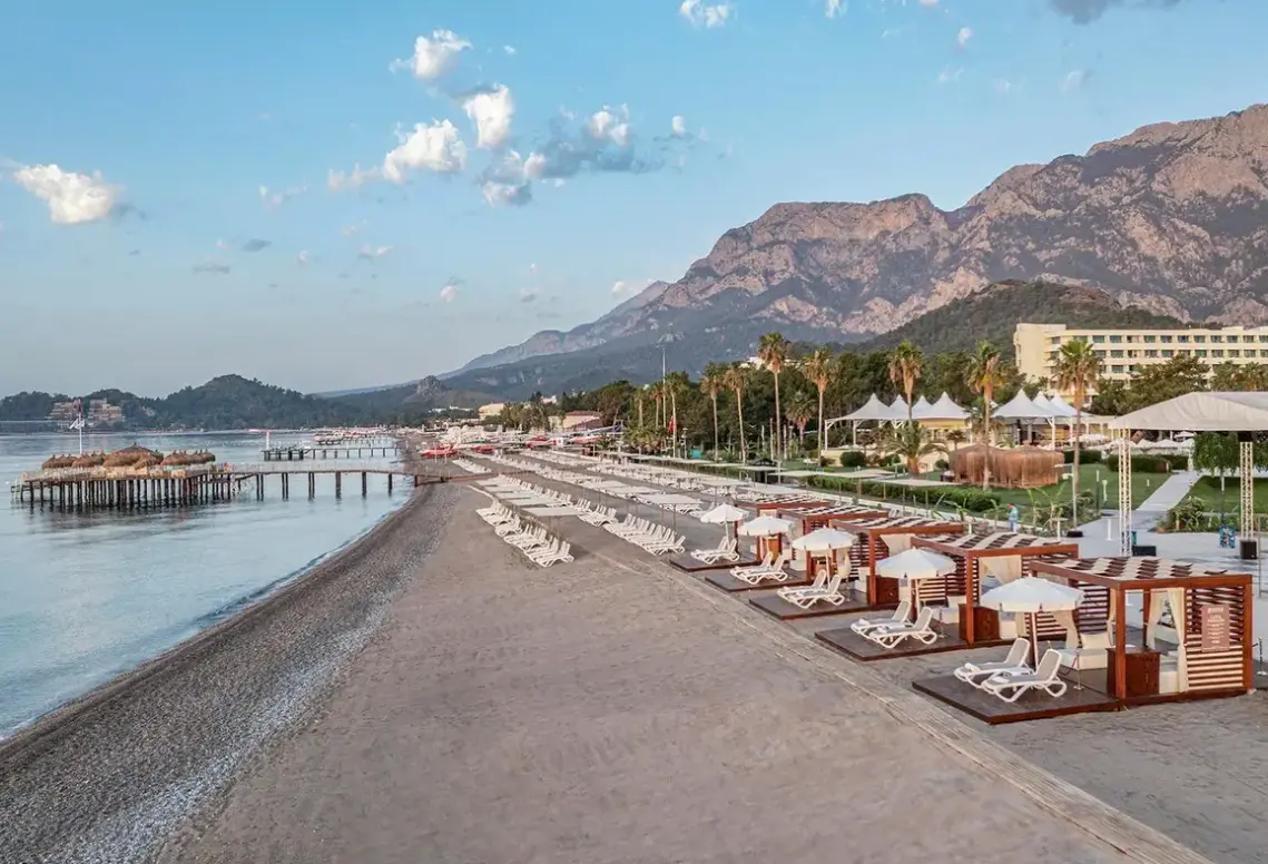 Plaża przy hotelu Mirage Park Resort