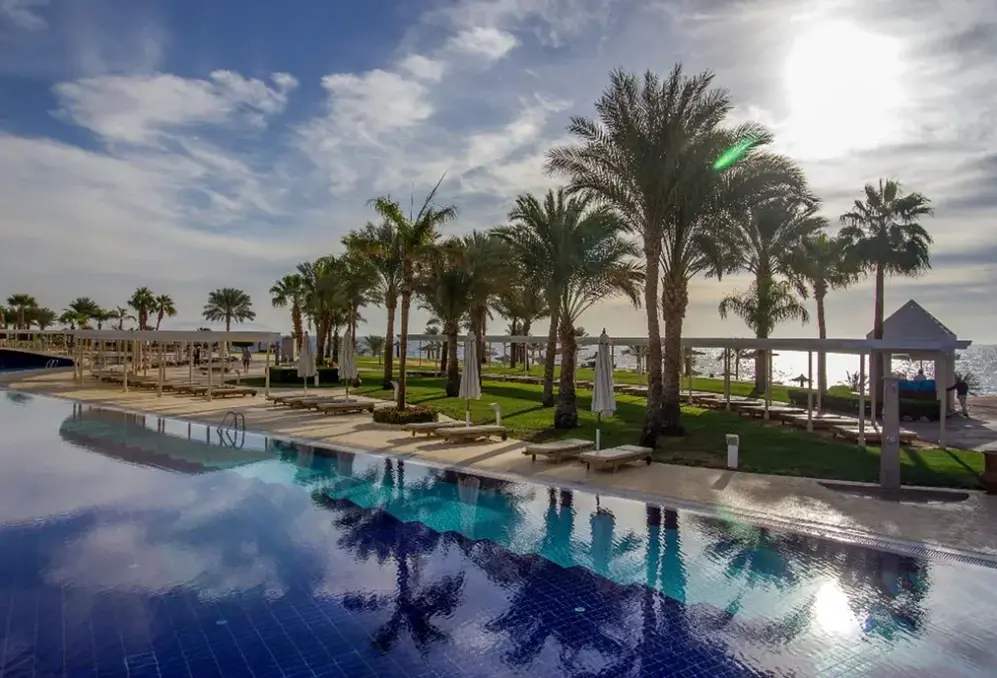 Basen w hotelu Monte Carlo Resort Spa
