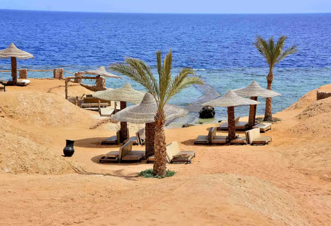 Plaża przy hotelu Monte Carlo Resort Spa