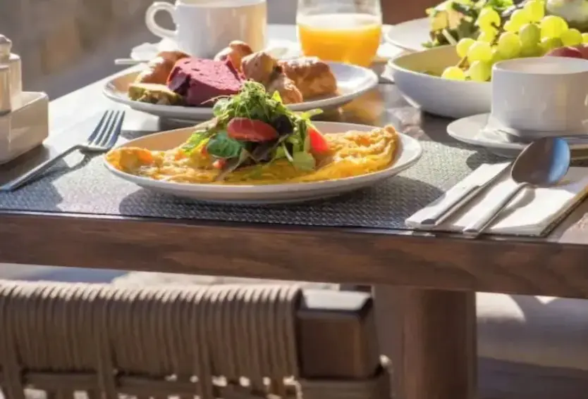 Restauracja i jedzenie w hotelu Noble Hotel and Suites