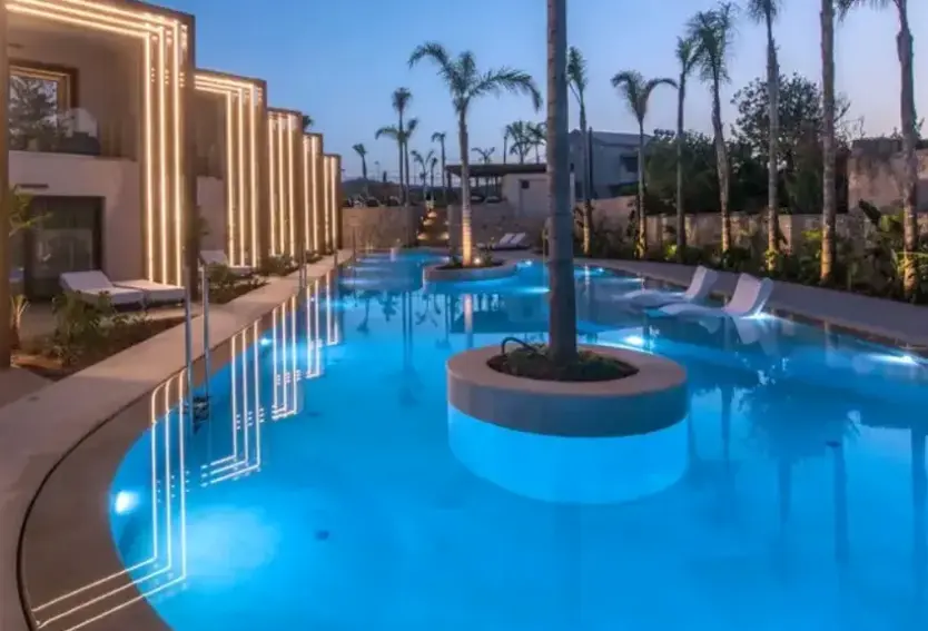 Basen w hotelu Noble Hotel and Suites