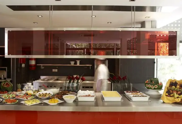 Restauracja i jedzenie w hotelu Novotel Athens