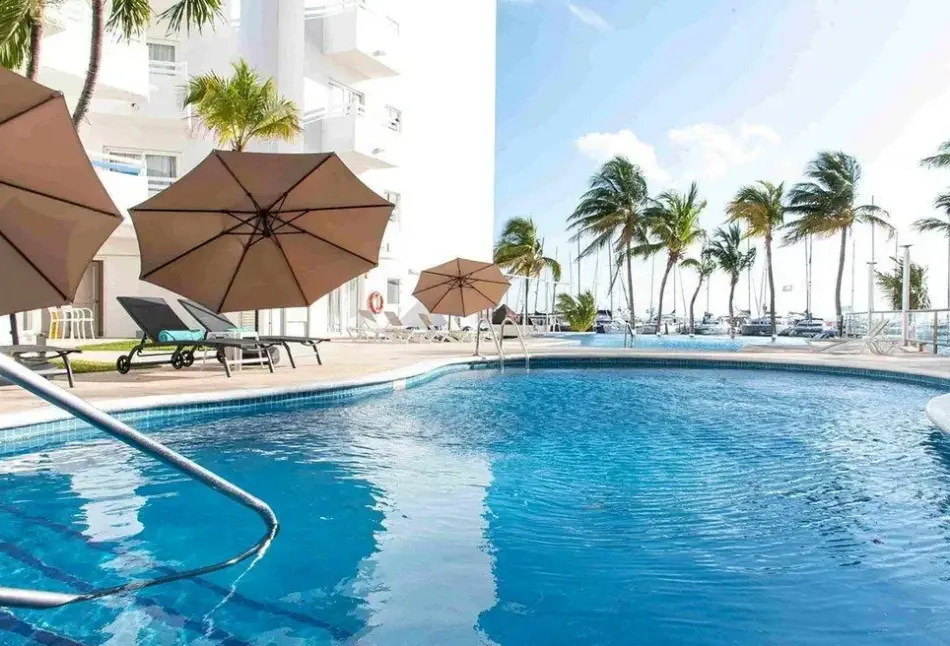 Basen w hotelu Ocean View Arenas (Cancún)